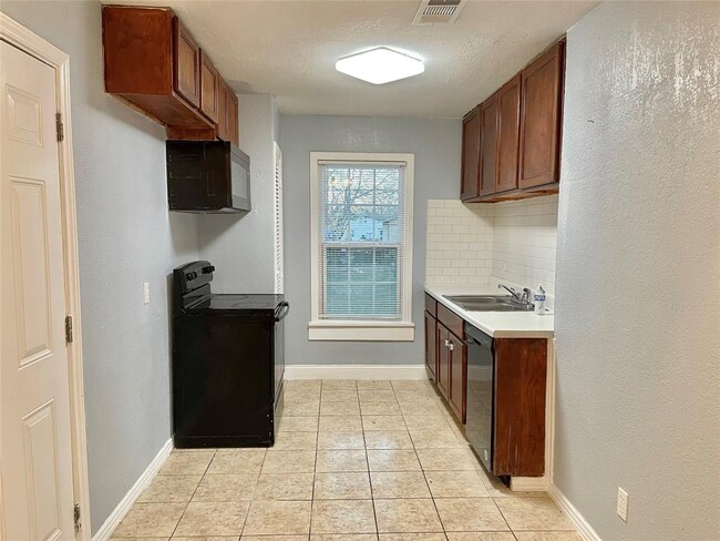 Building Photo - 4813 Sandage Ave