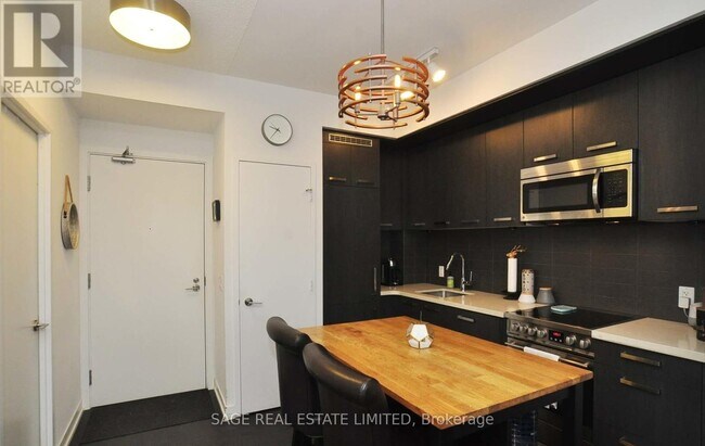 Photo du bâtiment - 455-S455 Front St E
