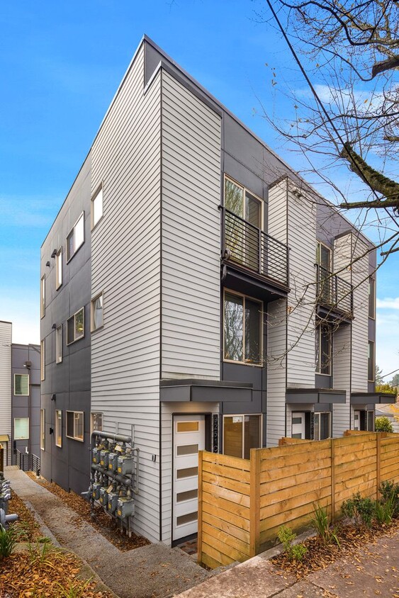 Foto principal - West Seattle Townhome - 2 Bedroom PLUS Den