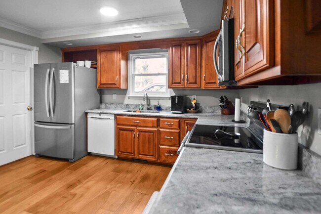 Building Photo - Pet Friendly Three Bedroom!