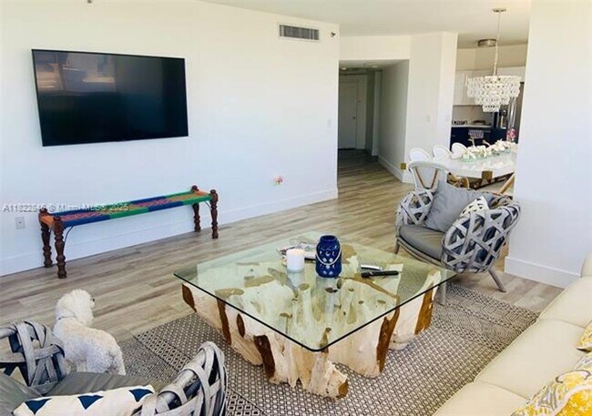 Foto del edificio - 6422 Collins Ave