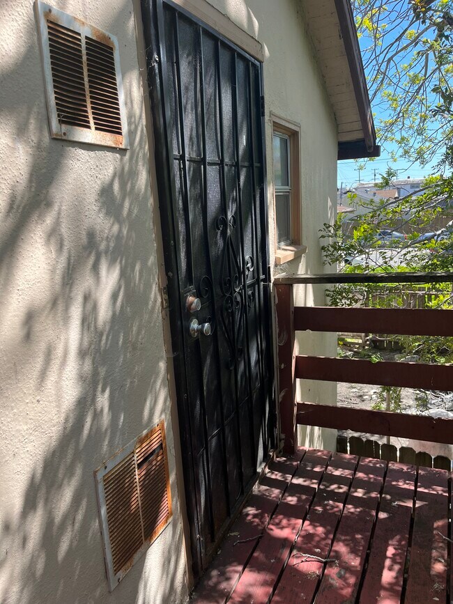 Entrada con puerta de seguridad - 731 Lucas Ave