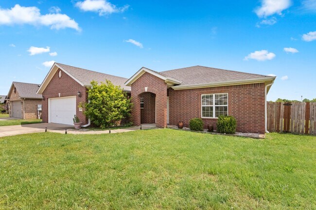 Building Photo - Stunning 3 Bed 2 Bath In Quiet Neighborhood