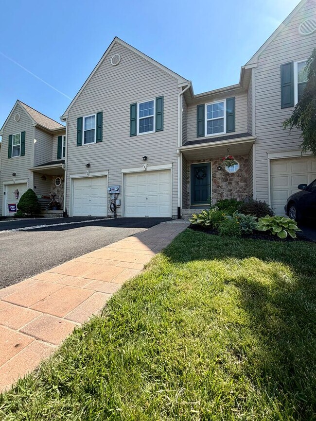 Foto del edificio - Stunning 3-Bedroom/2-Bathroom Townhouse. Available Mid July!