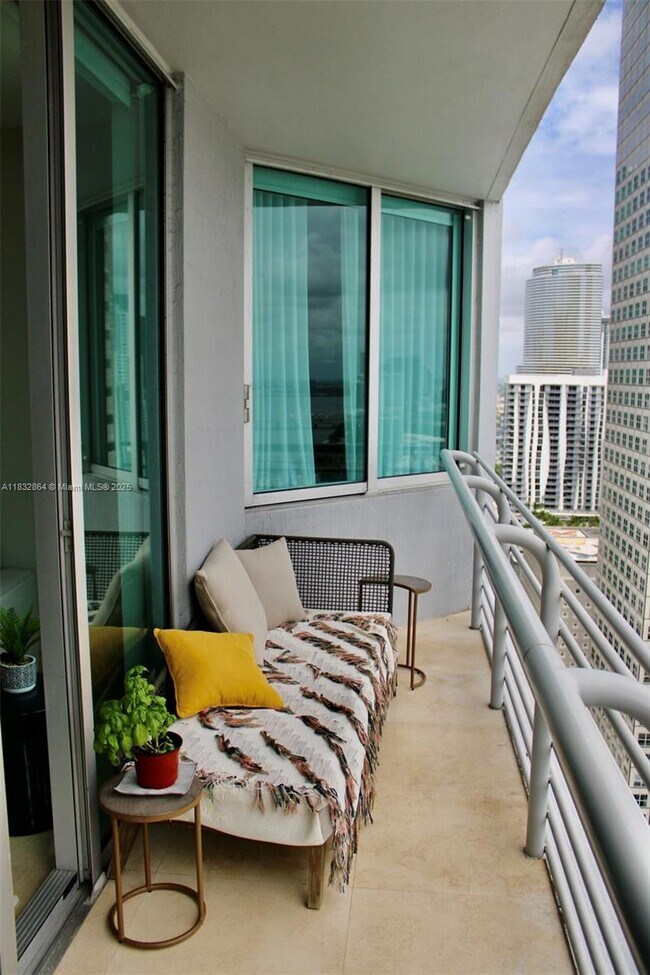 Foto del edificio - 325 S Biscayne Blvd