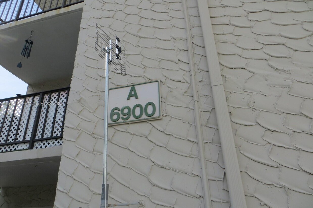 Foto del edificio - 6900 N Kendall Dr