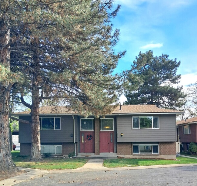 Front - 2570 E Canterbury Ln