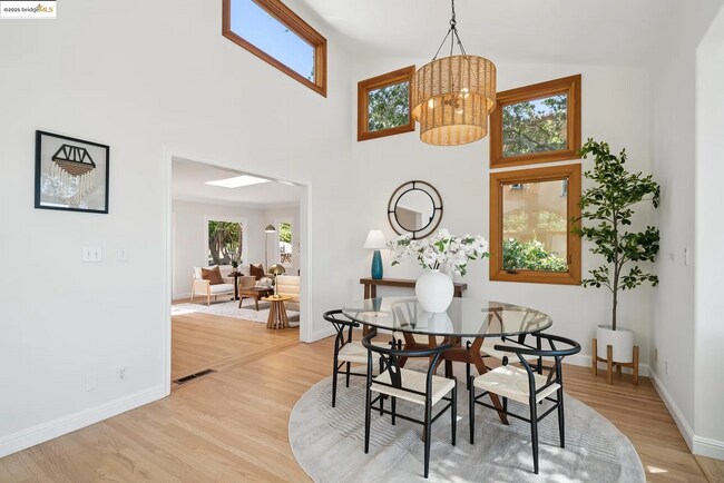 Foto del edificio - Berkeley Hills Beauty with Bay Views & Ele...