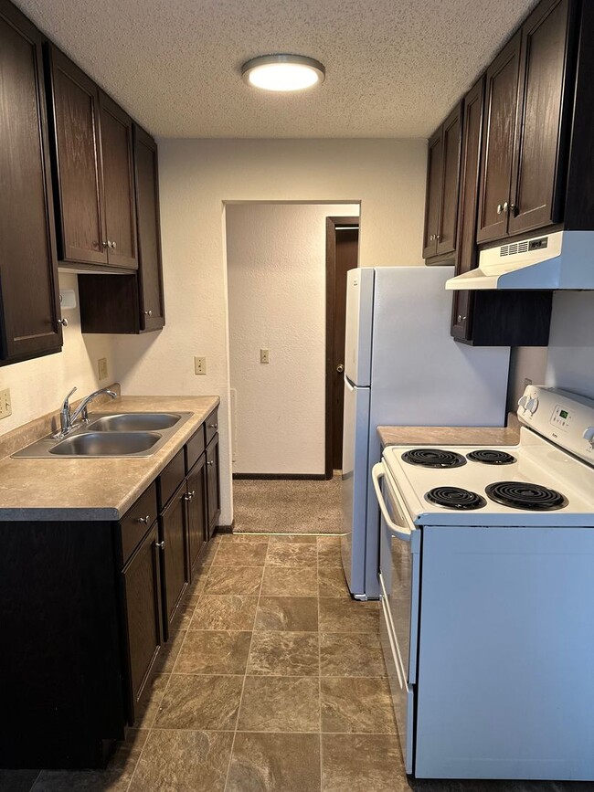 Building Photo - Two Bedroom One Bathroom Apartment