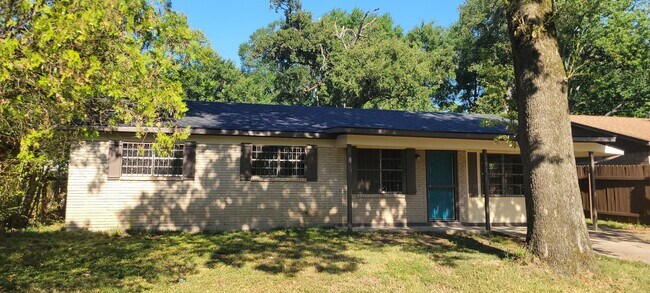 Foto del edificio - Beautiful 4 bedroom/1 bath home fully reha...