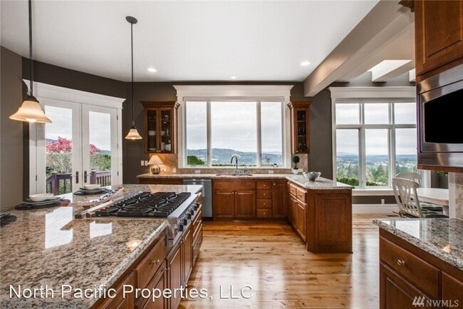 Building Photo - 4 br, 3.5 bath House - 1597 30th Ave NE