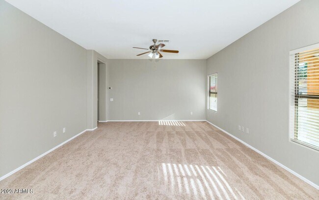 Building Photo - Gorgeous 5 bedroom 3 car garage home in We...