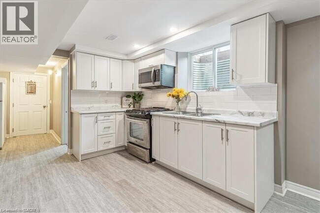 Building Photo - 10 Westdale Dr