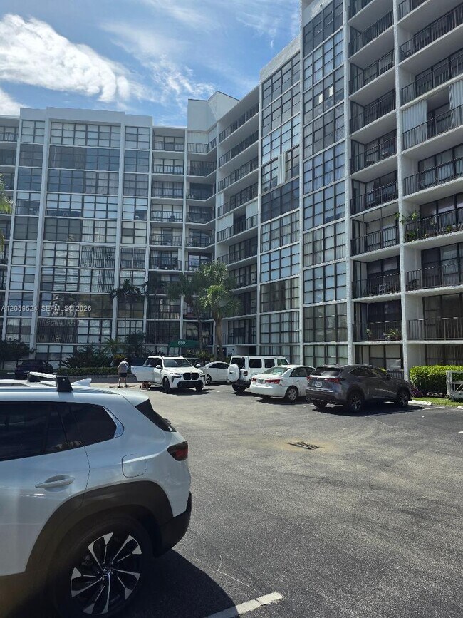 Building Photo - 800 Parkview Dr
