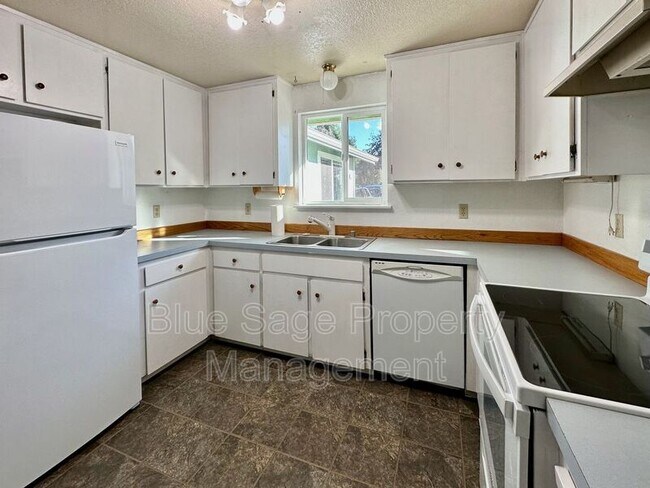 Foto del edificio - 30 W Diane Dr