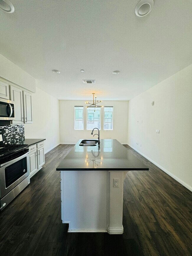 Building Photo - 1462 Cherry Circle