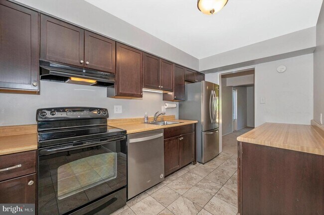 Foto del edificio - 5860 Whisper Way