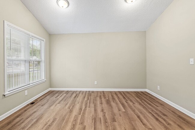 Foto del edificio - Welcome to this charming 4 bedroom, 2 bathroom home located in Greensboro, NC.