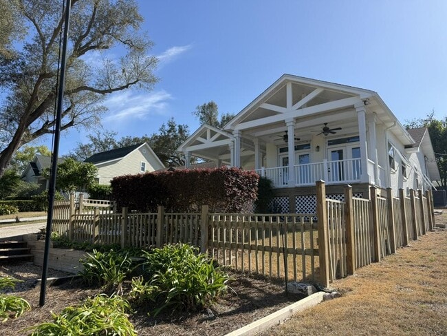 Building Photo - 335 Massalina Dr