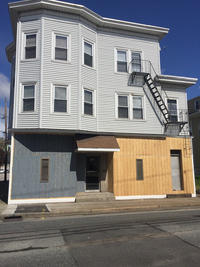Building Photo - 375 Lonsdale Ave