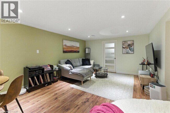 Building Photo - 90 Toby Crescent