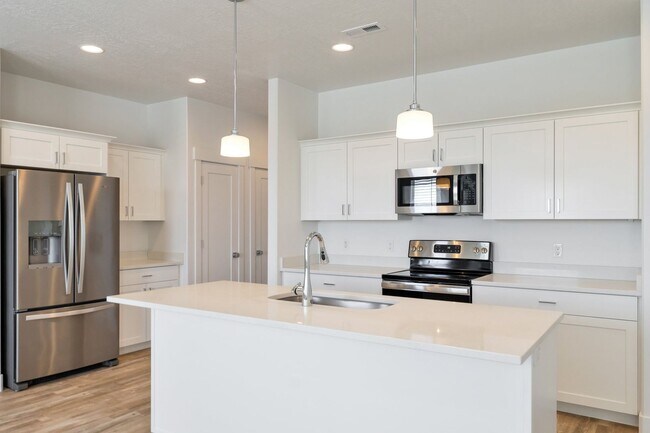 Foto del edificio - Enormous 3 Bed - 2 Bath Pet Friendly Townhome with Large Unfinished Basement! - Available on Augu...