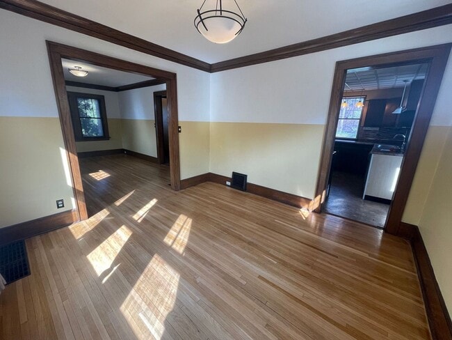 Building Photo - 414 N 19th Ave E