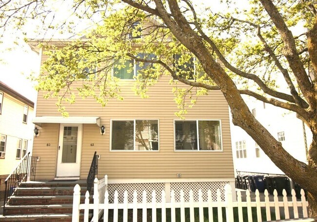 Foto del edificio - Lower Allston Duplex Top Floor