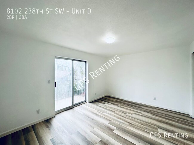 Building Photo - Beautiful Bed2, Bath2.5, home!