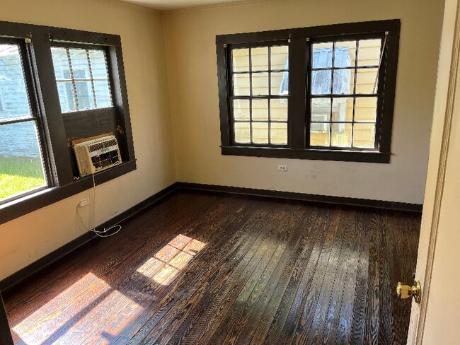 Building Photo - 524 Sofas St