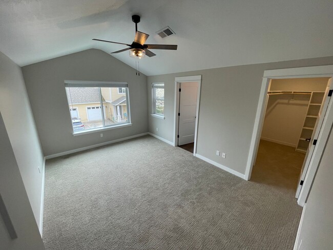 Building Photo - **Move in special - $500 off of 1st Month'...