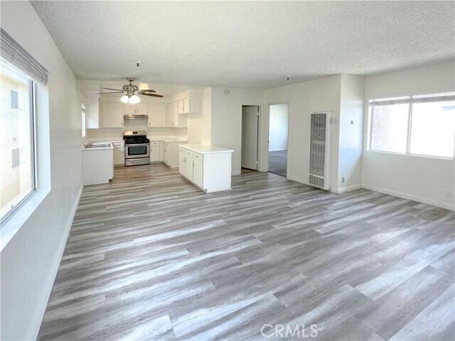 Foto del edificio - 13535 Yukon Ave