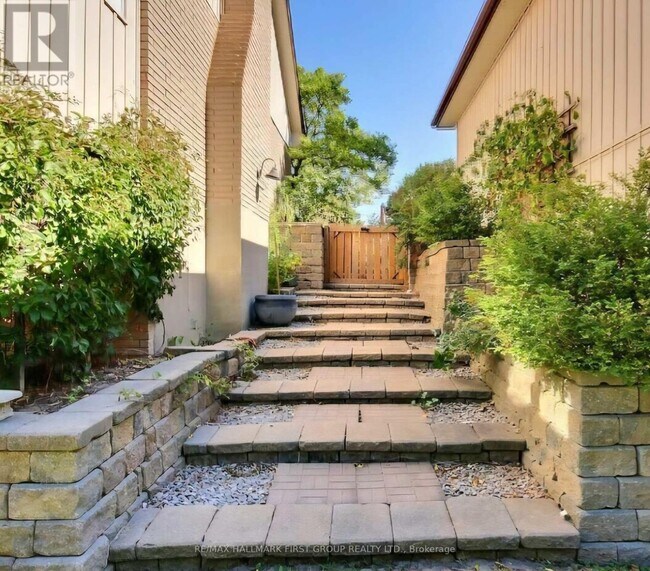 Building Photo - 19 Orchard Cres