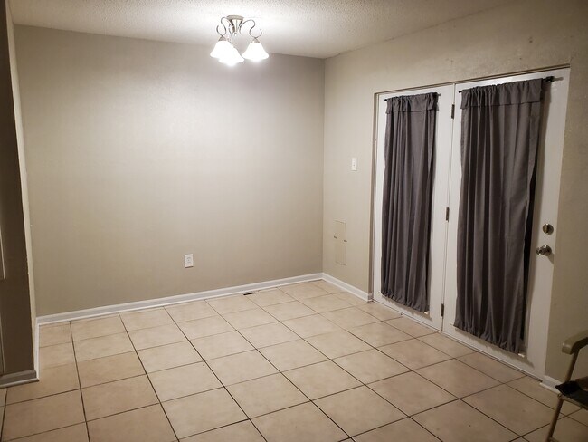 DINING - 1635 Newport Pl