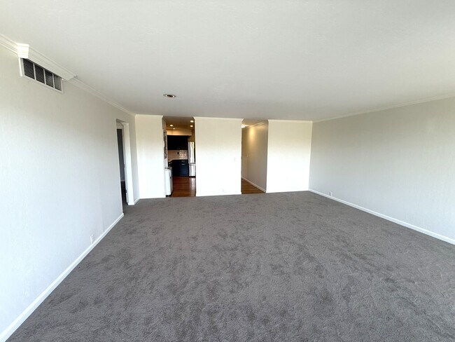 Foto del edificio - STUNNINGLY UPDATED 2 BED / 1 BATH TIBURON ...