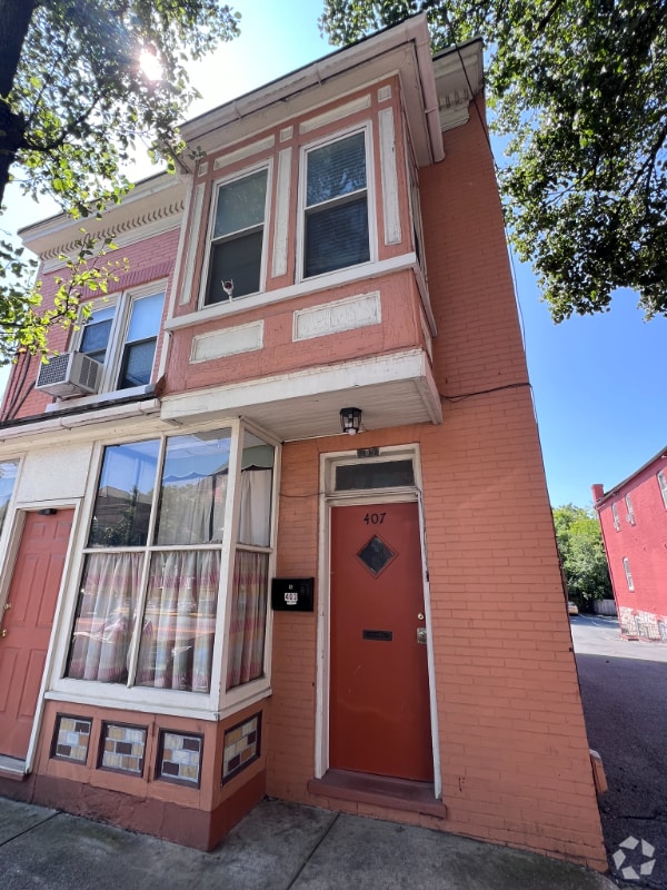 Building Photo - 407 W Race St