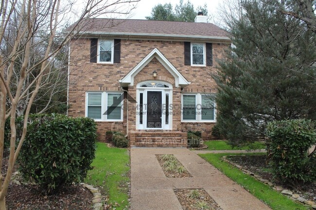 Photo - 430 Maplegrove Dr House