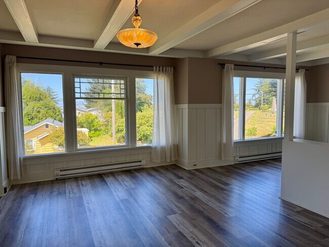 Foto del edificio - Charming Craftsman in Bandon Heights | 3 Bed / 2 Bath | Ocean & River Views