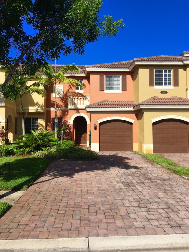 Garage and 2 additional spaces - 10261 Olivewood Way