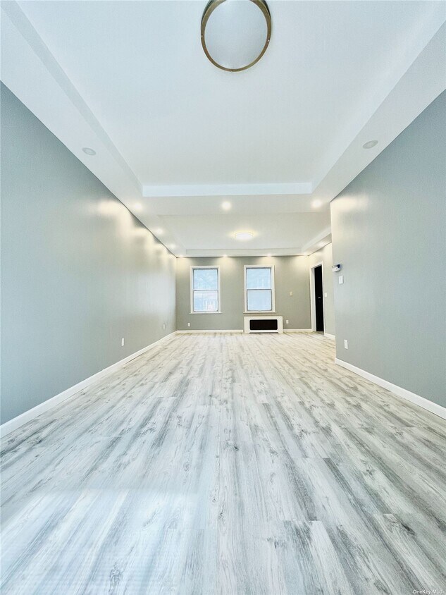 Foto principal - 66-28 Saunders St