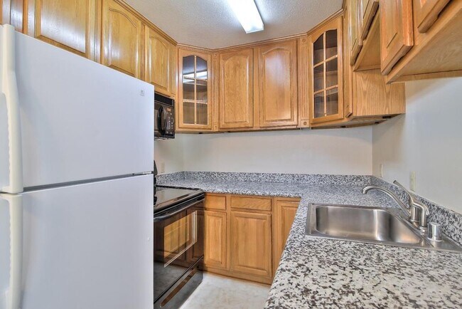 Kitchen - 946 Kiely Blvd