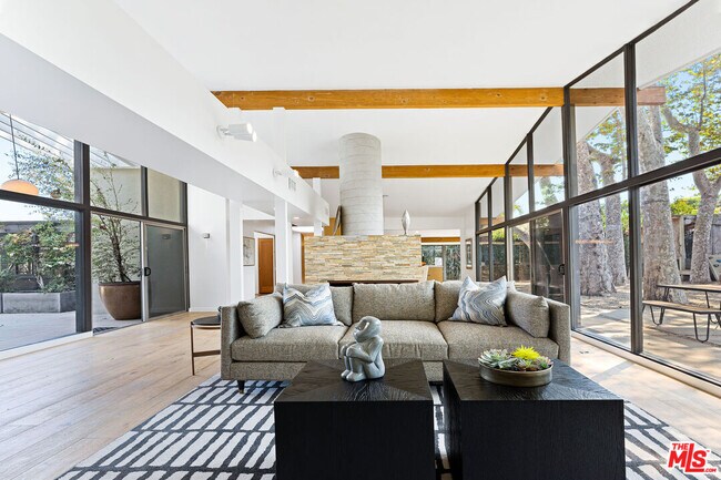 Building Photo - 6225 Frondosa Dr