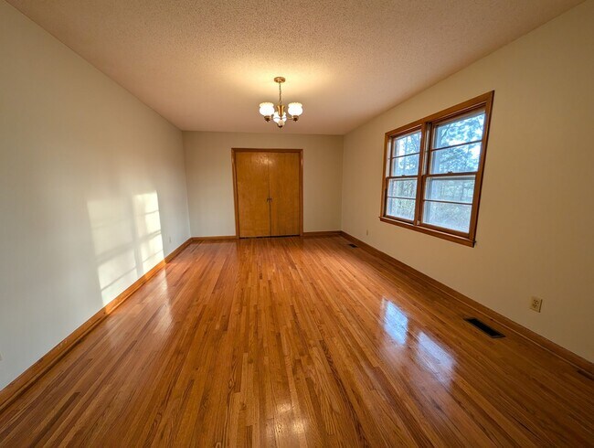 Foto del edificio - Available to Show