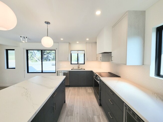 Building Photo - Meticulously renovated 2 bedroom duplex home in central San Mateo