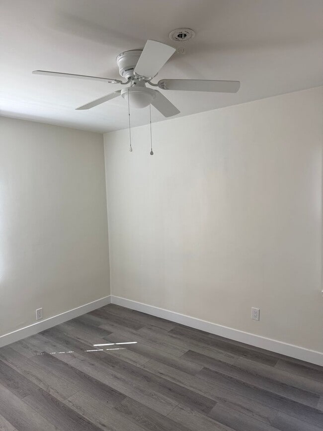 Foto del edificio - FOR RENT — COMPLETELY REMODELED Apartment