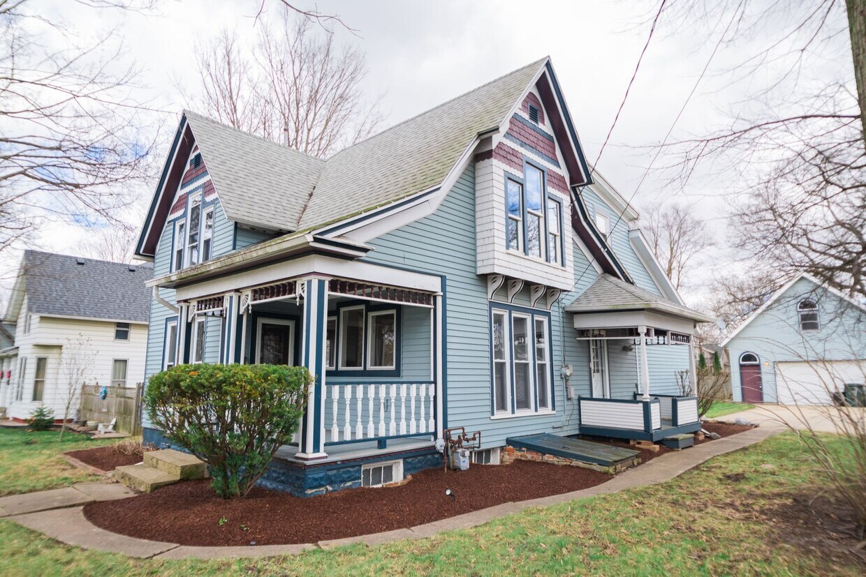 Foto principal - 3 bed 1.5 bath Downtown Valparaiso Home