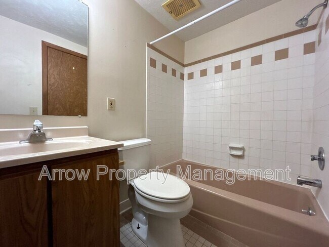 Foto del edificio - 208 E 5th St