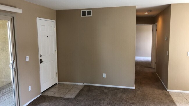 Building Photo - 2 Bed 1 Bath condo with garage- Gated Comm...