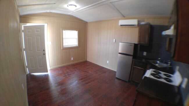 Building Photo - 2024 Family Ln.