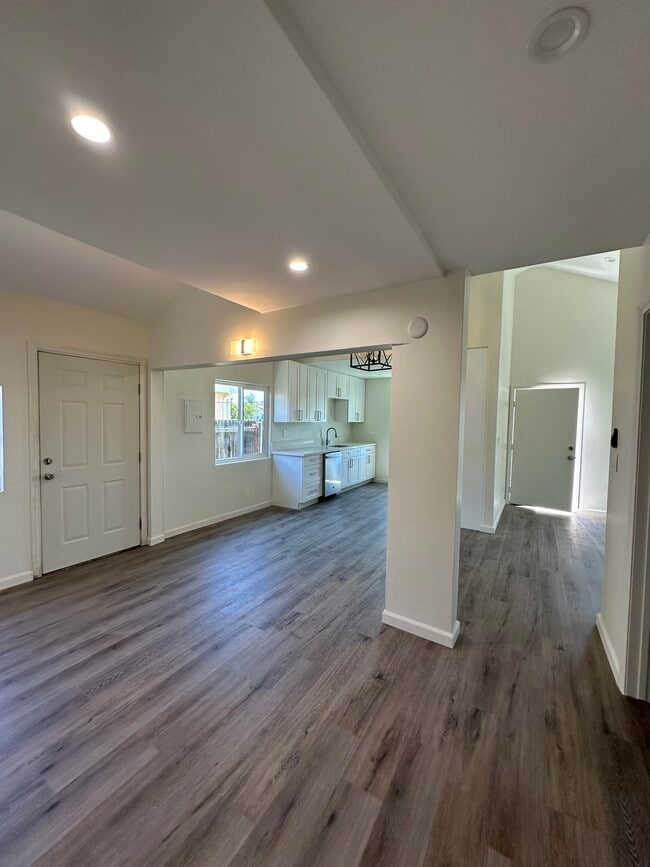 Comedor con vistas a la cocina - 3623 W 105th St